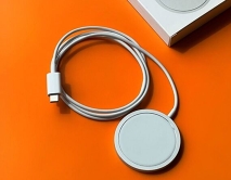 Беспроводное зарядное устройство MagSafe charger белая